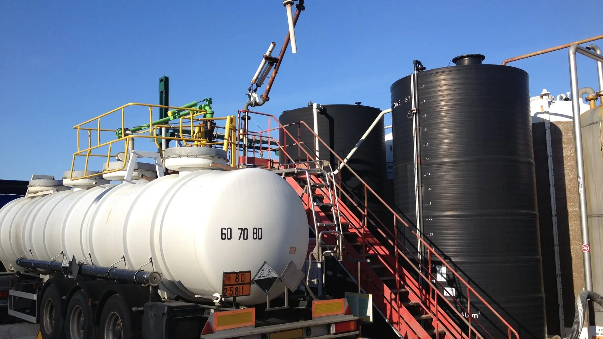 Acid tanker truck on the SATMA INDUSTRIES site